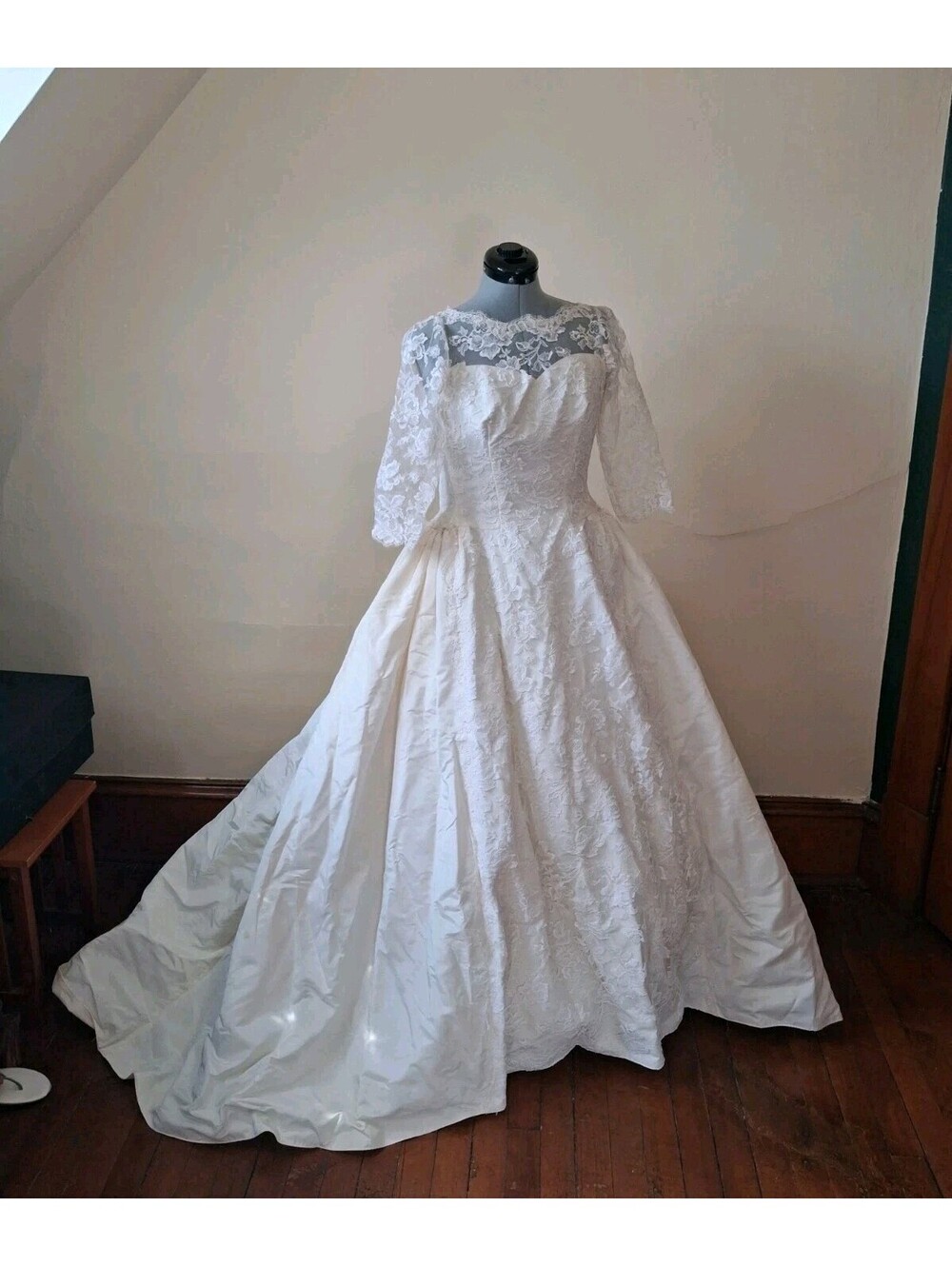 1950s Wedding Dress, Ivory Lace Gown With Train Size XS Button Back Gown